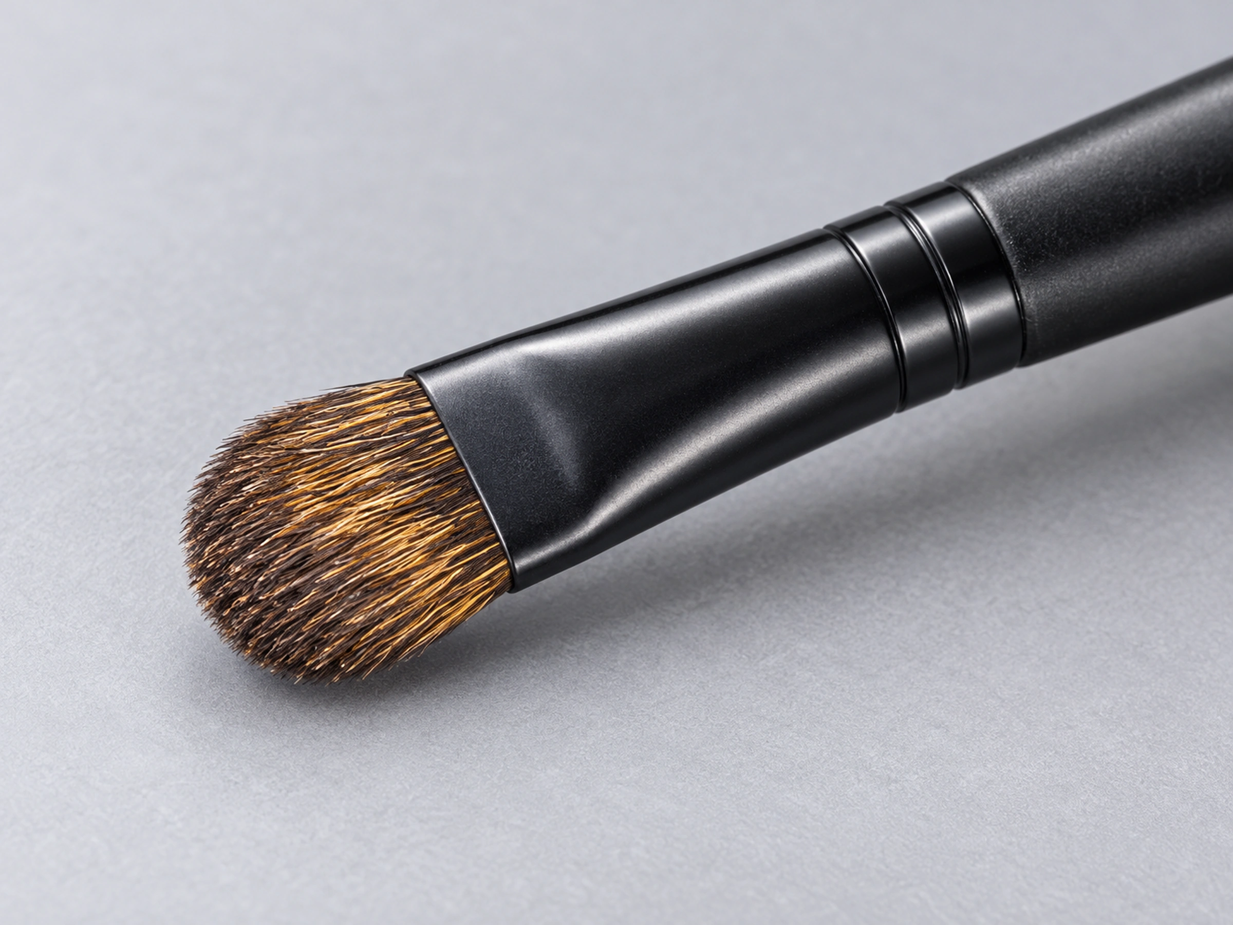 B004 compact rounded flat squirrel-hair working face in brown and golden tones
