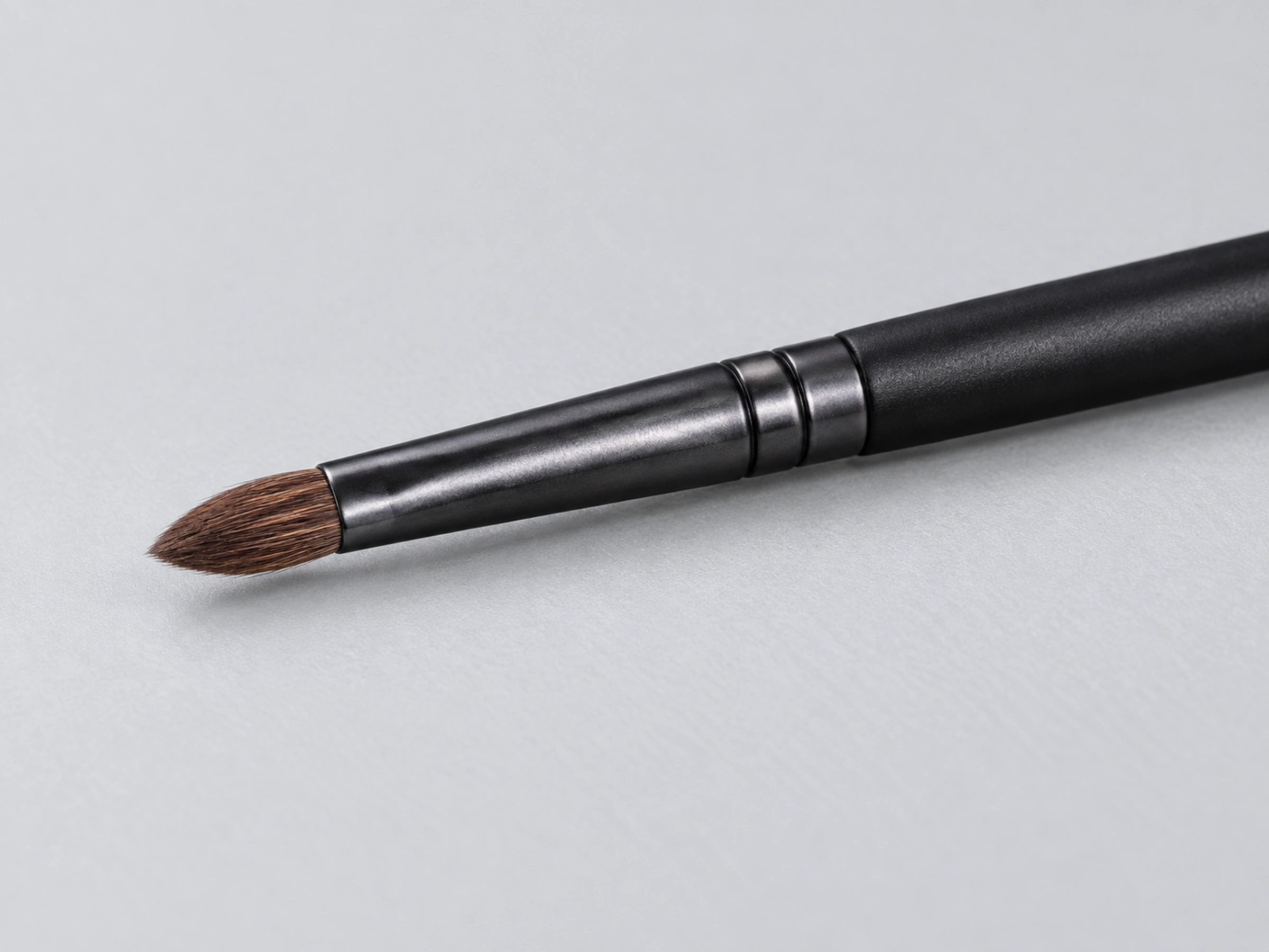 B5520 small pointed brown pony-hair working tip in an oblique side view