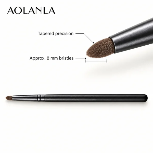 B5520 pointed pony-hair eye brush with approximately 8 mm bristle length