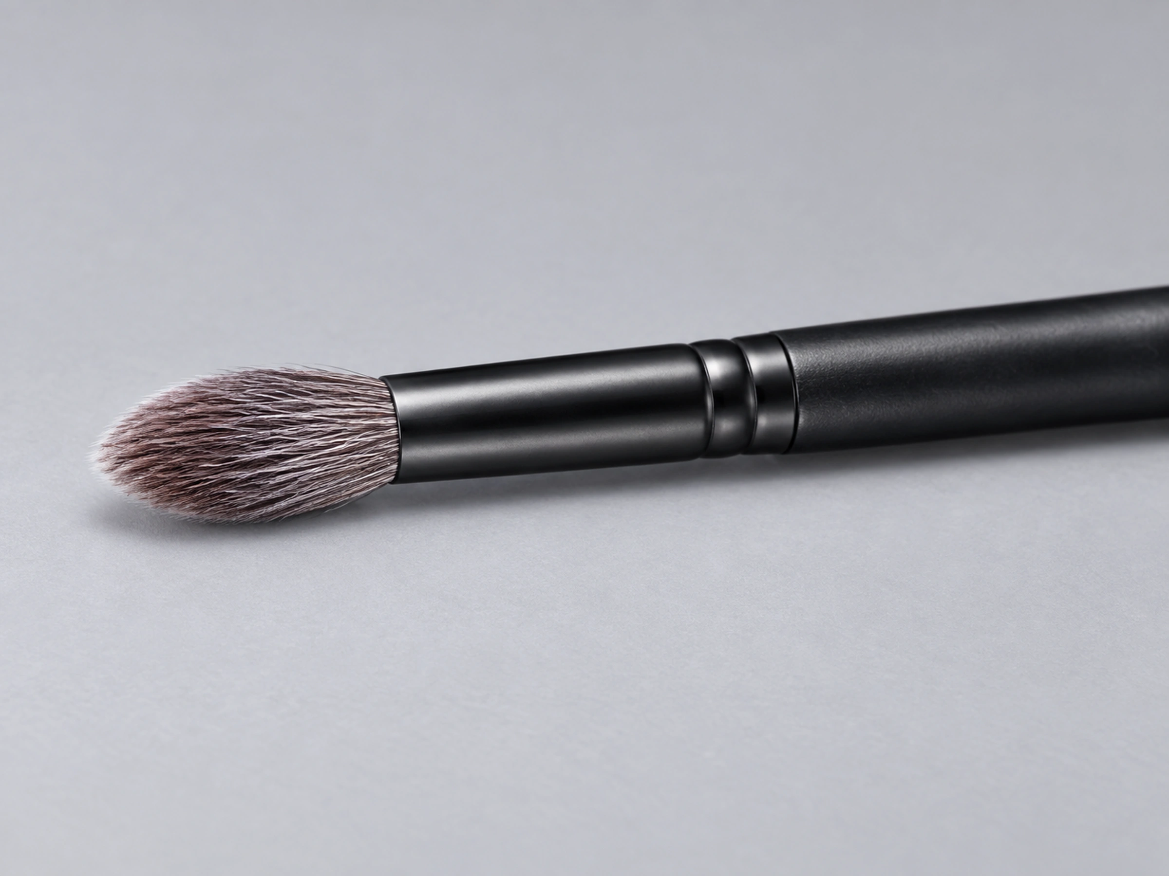 G5522 soft oval grey-squirrel brush head with its black copper ferrule