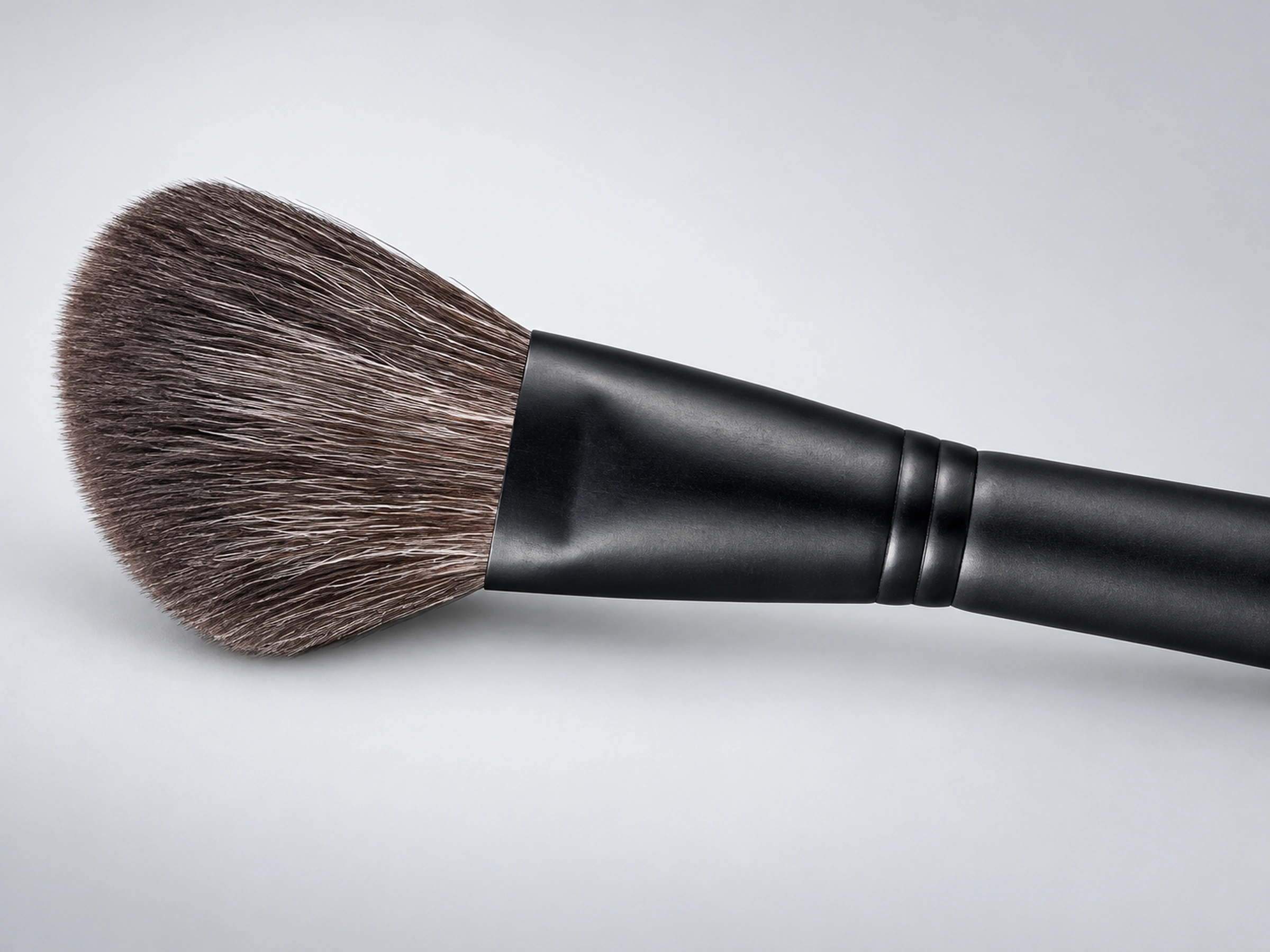 G5542 softly angled grey-squirrel and goat-hair blend powder brush head