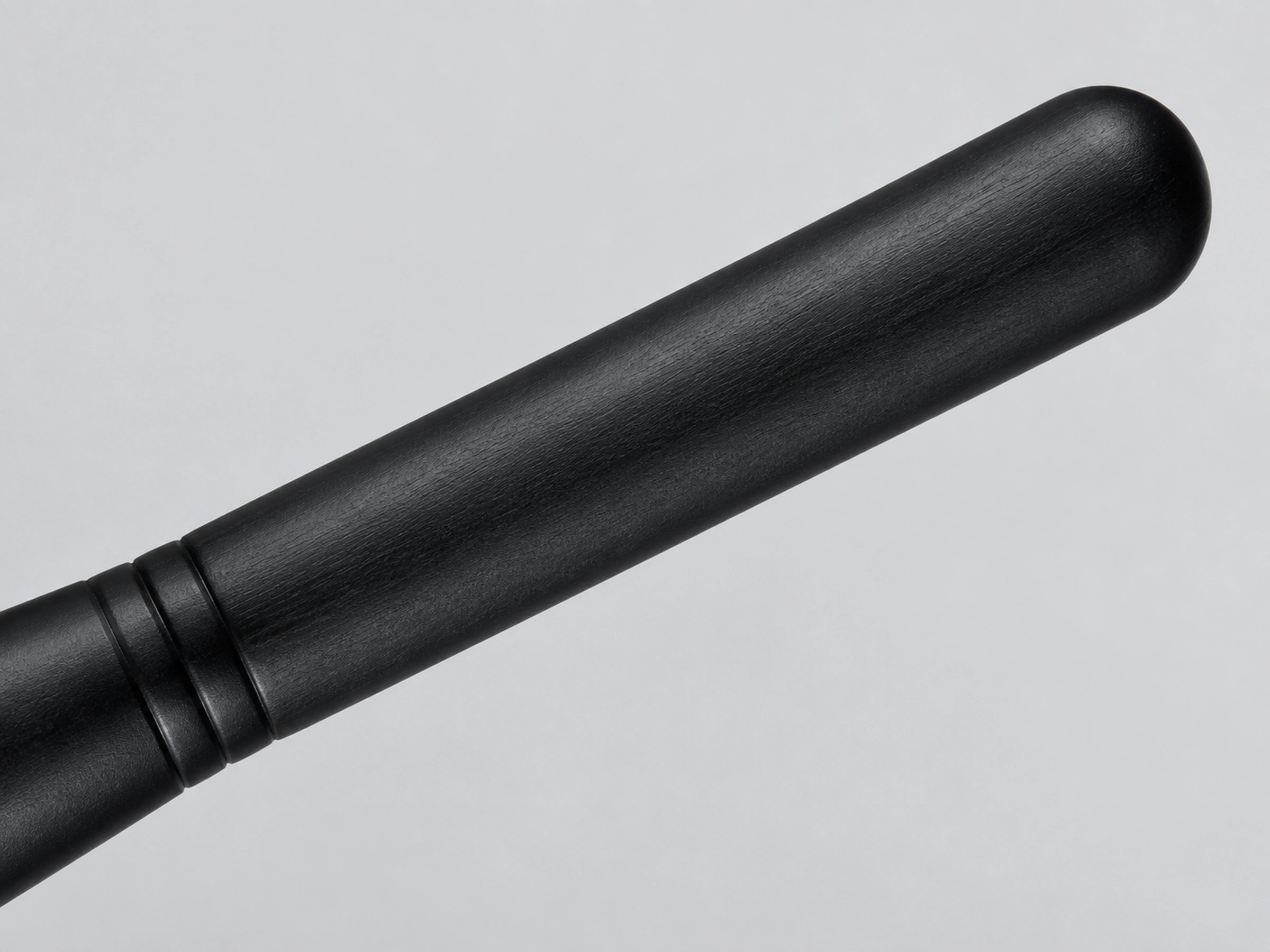G5542 matte black solid-wood handle and smoothly rounded tail