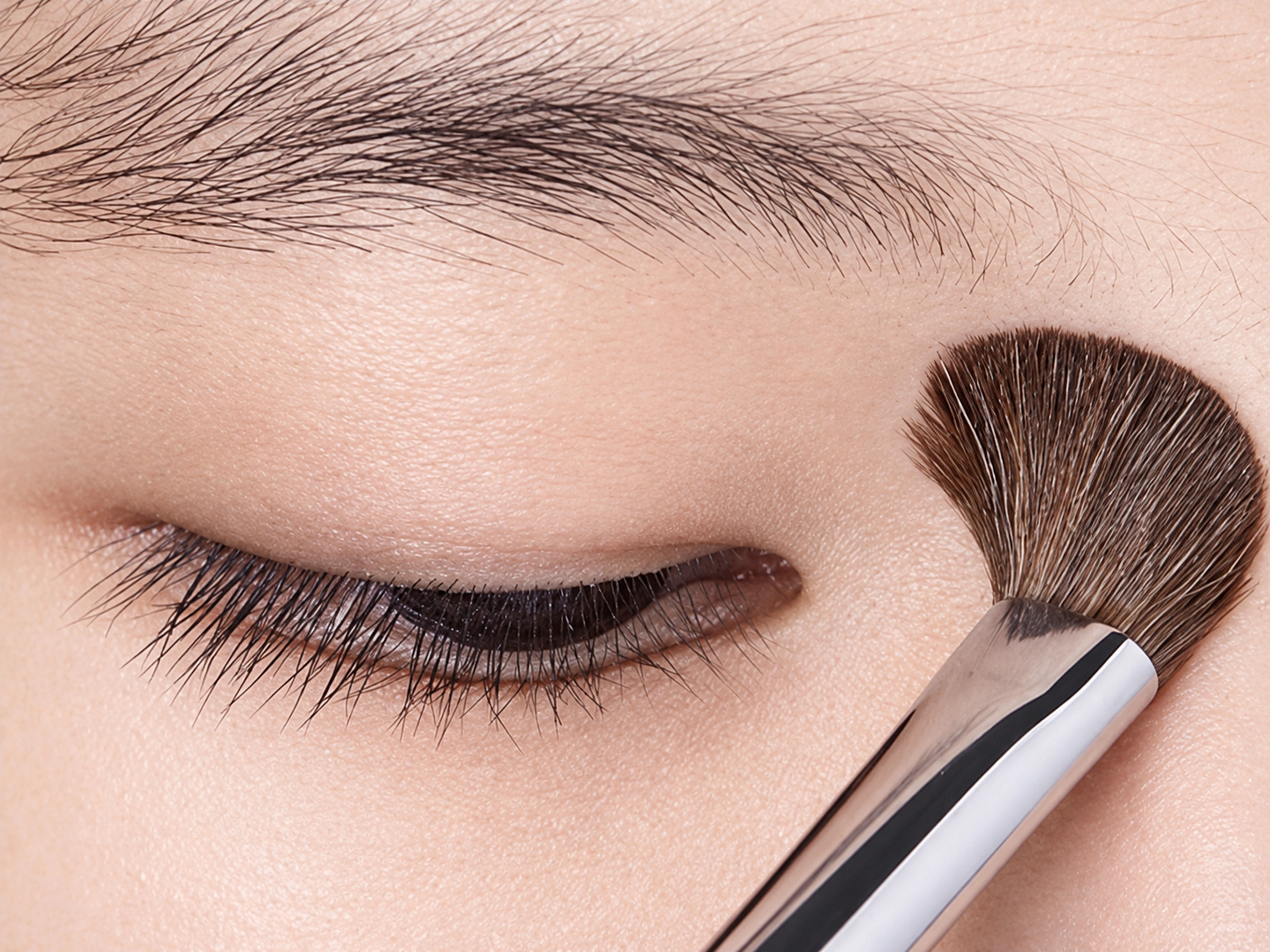 No.14 fibres spreading under light contact beside the outer area of a closed eye