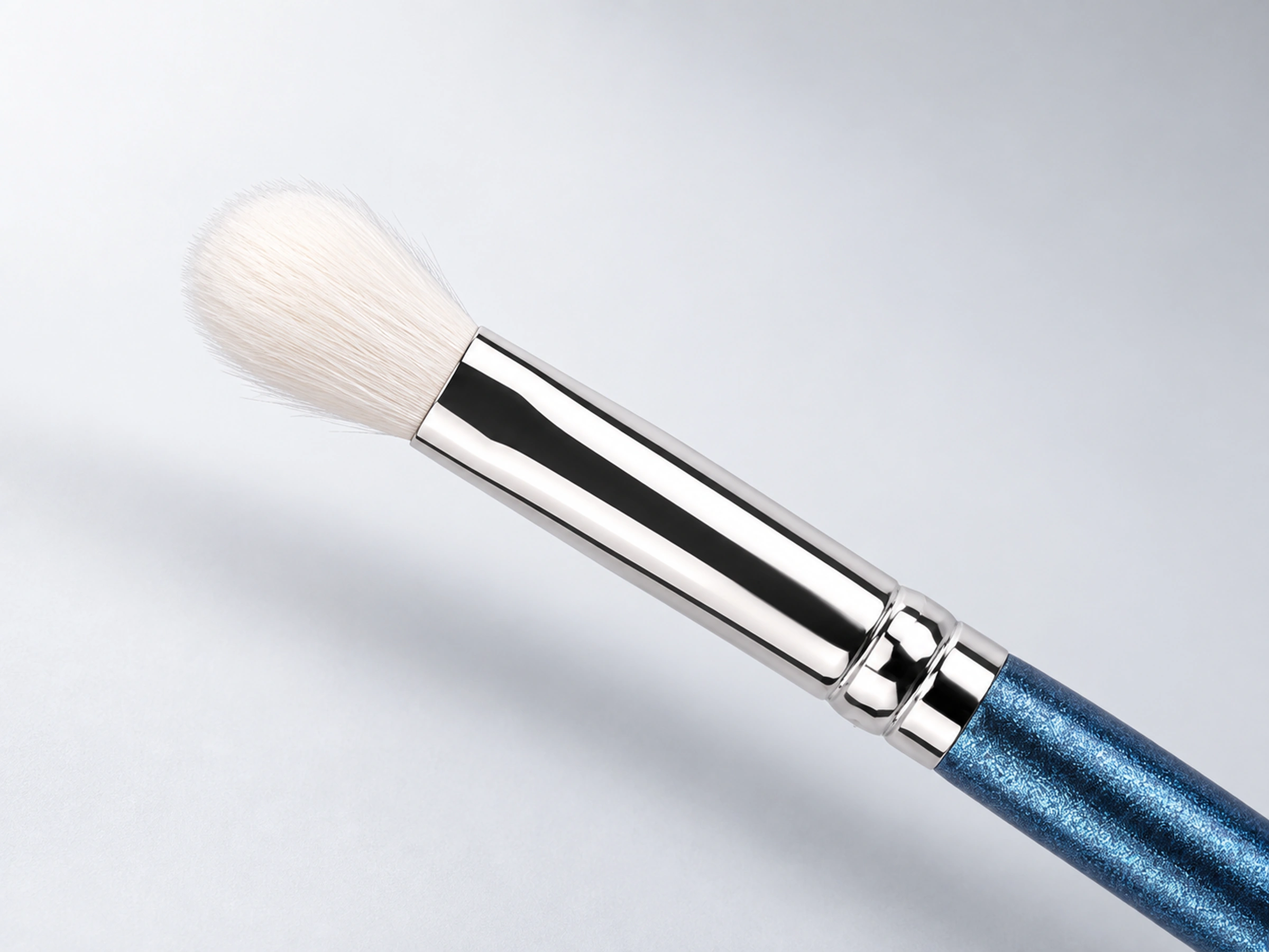 No.217 white rounded oval goat-hair blending head, polished aluminium ferrule and blue handle junction