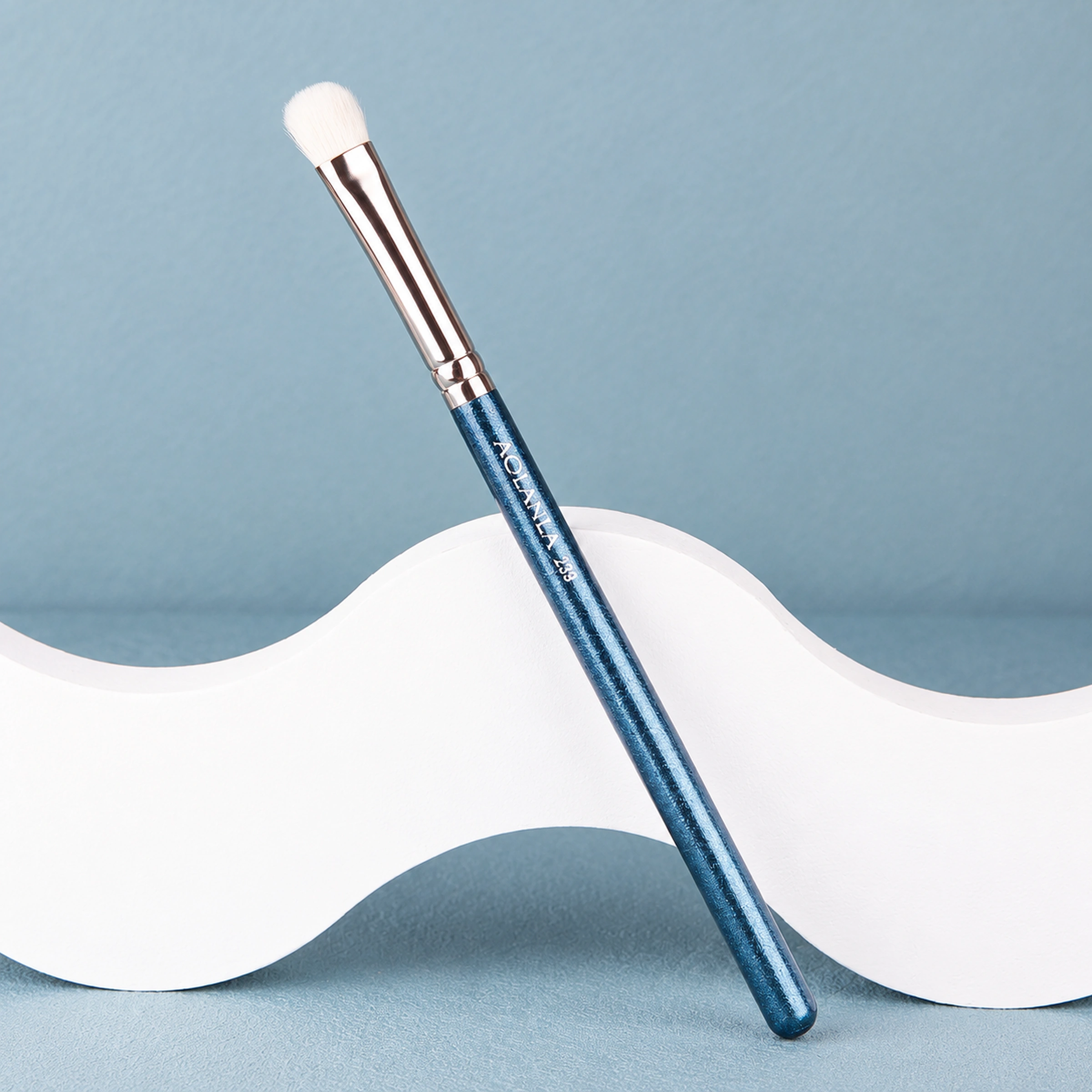 Complete single No.239 brush, from white wool tip to rounded pearl-blue handle end