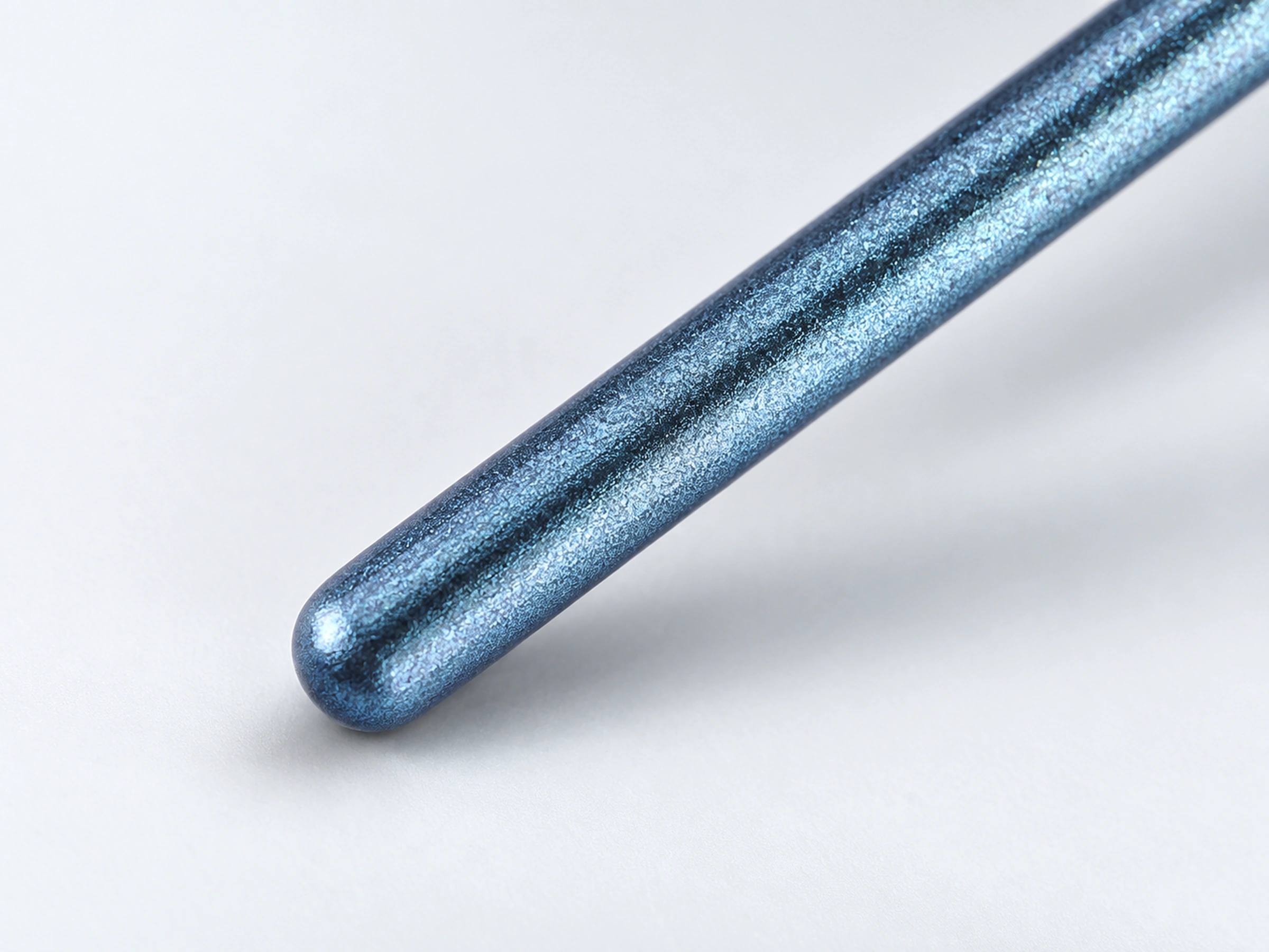 Pearlescent blue wooden handle finish and rounded lower end of the No.275 brush
