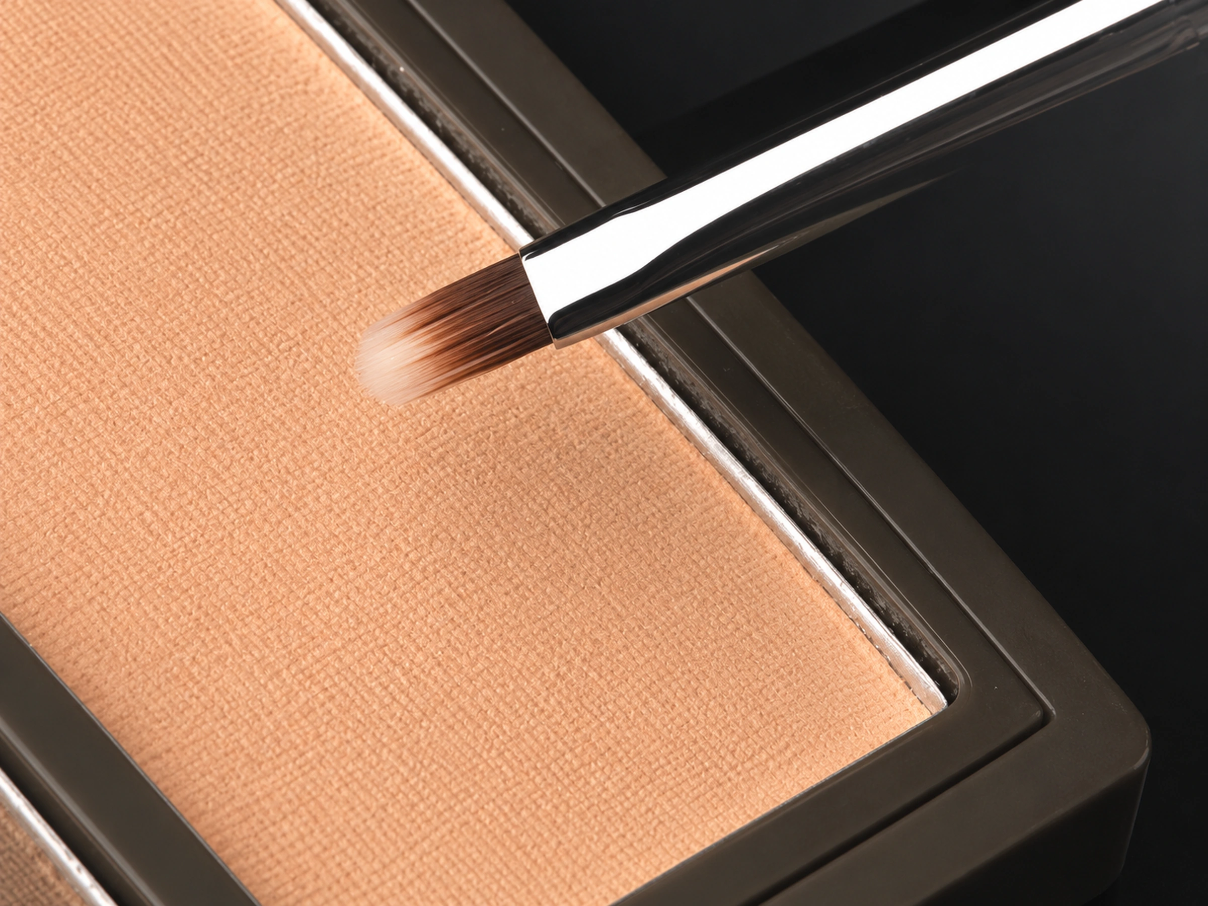 The exact No.8 brush positioned at a pressed-powder pan in the original product demonstration
