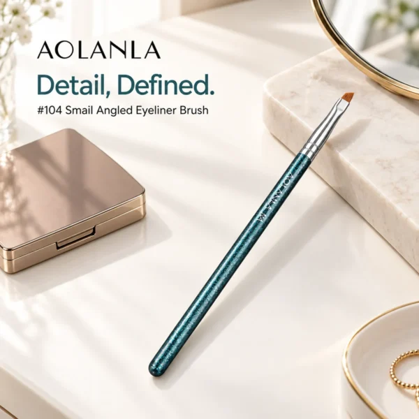 104 Small Angled Eyeliner Brush