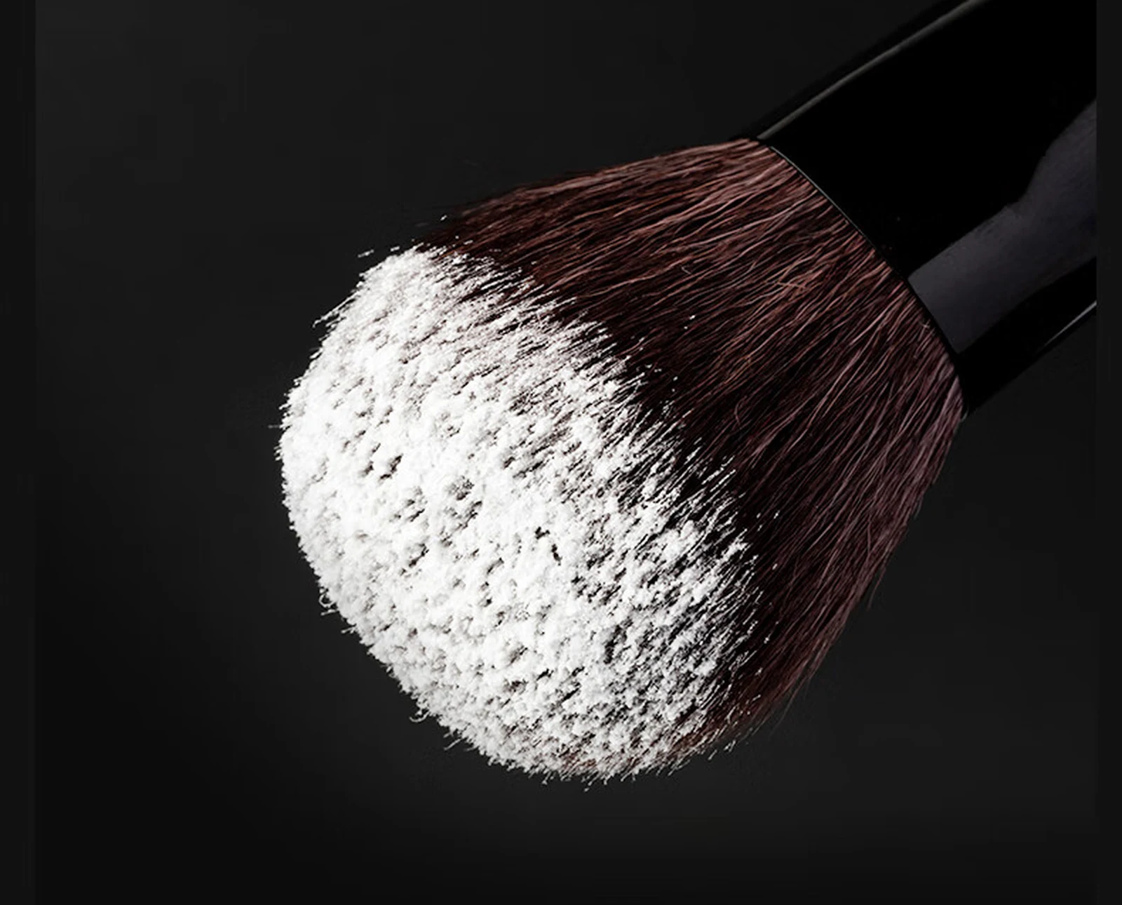 Brush head lifting loose powder